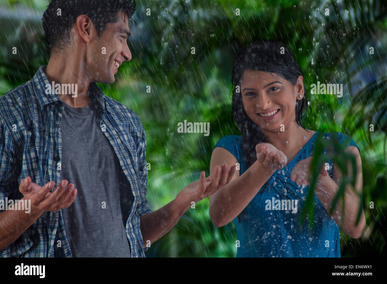 Couple sous la pluie Banque D'Images