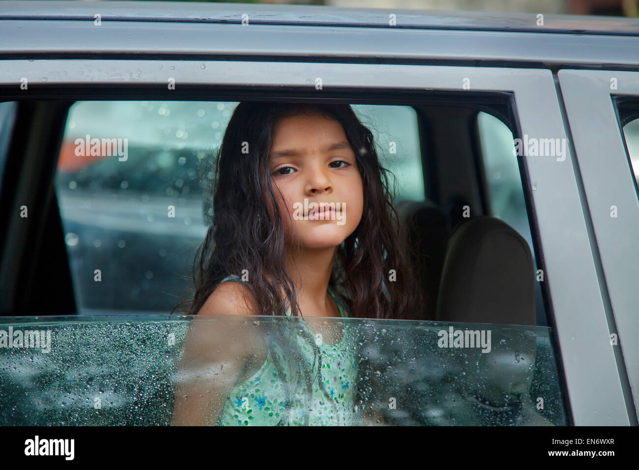 Petite fille à la fenêtre de la voiture de Banque D'Images