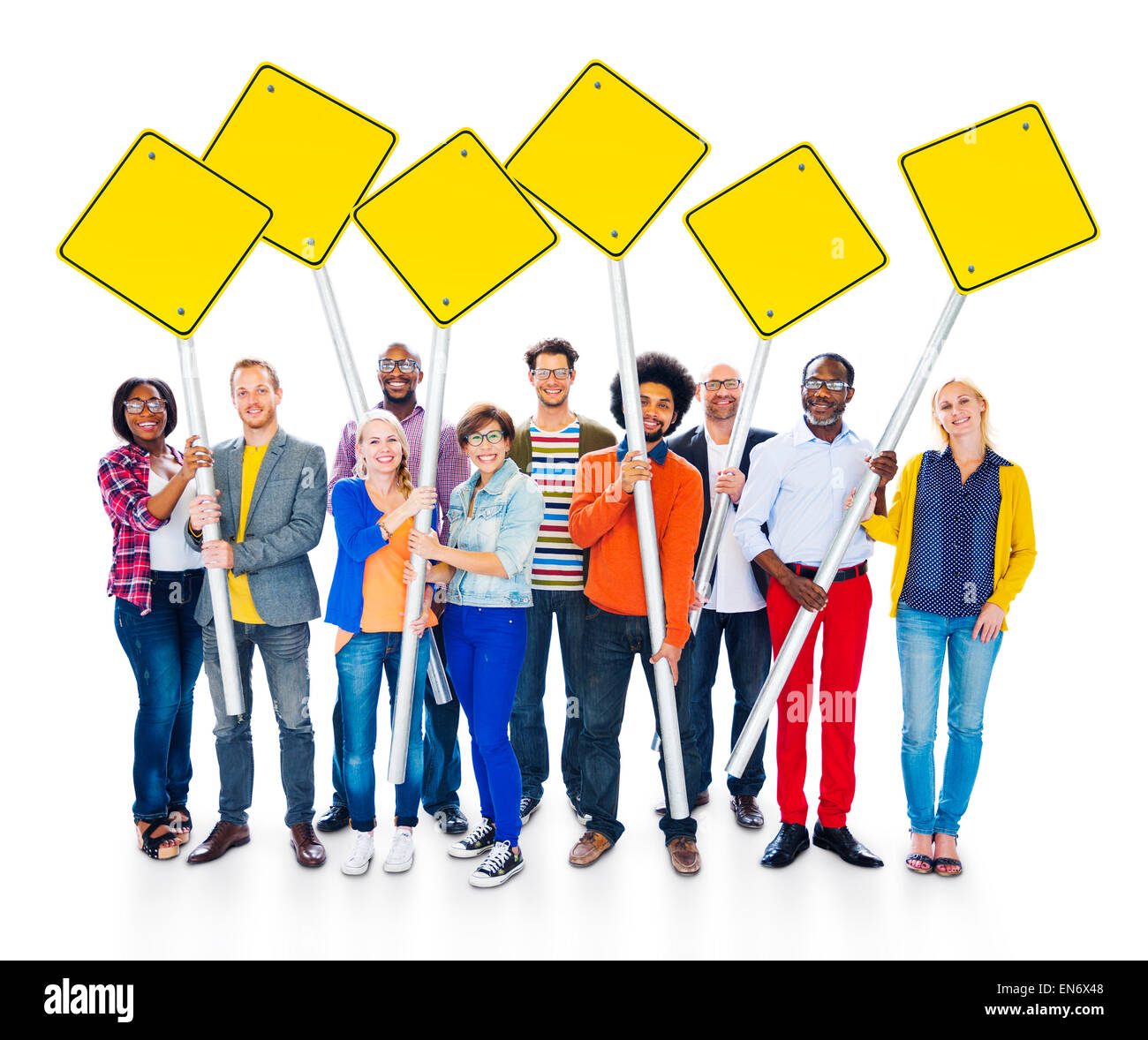 Groupe de personnes multi-positivité exprimant debout et tenant le jaune Blank Sign Post en arrière-plan blanc. Banque D'Images