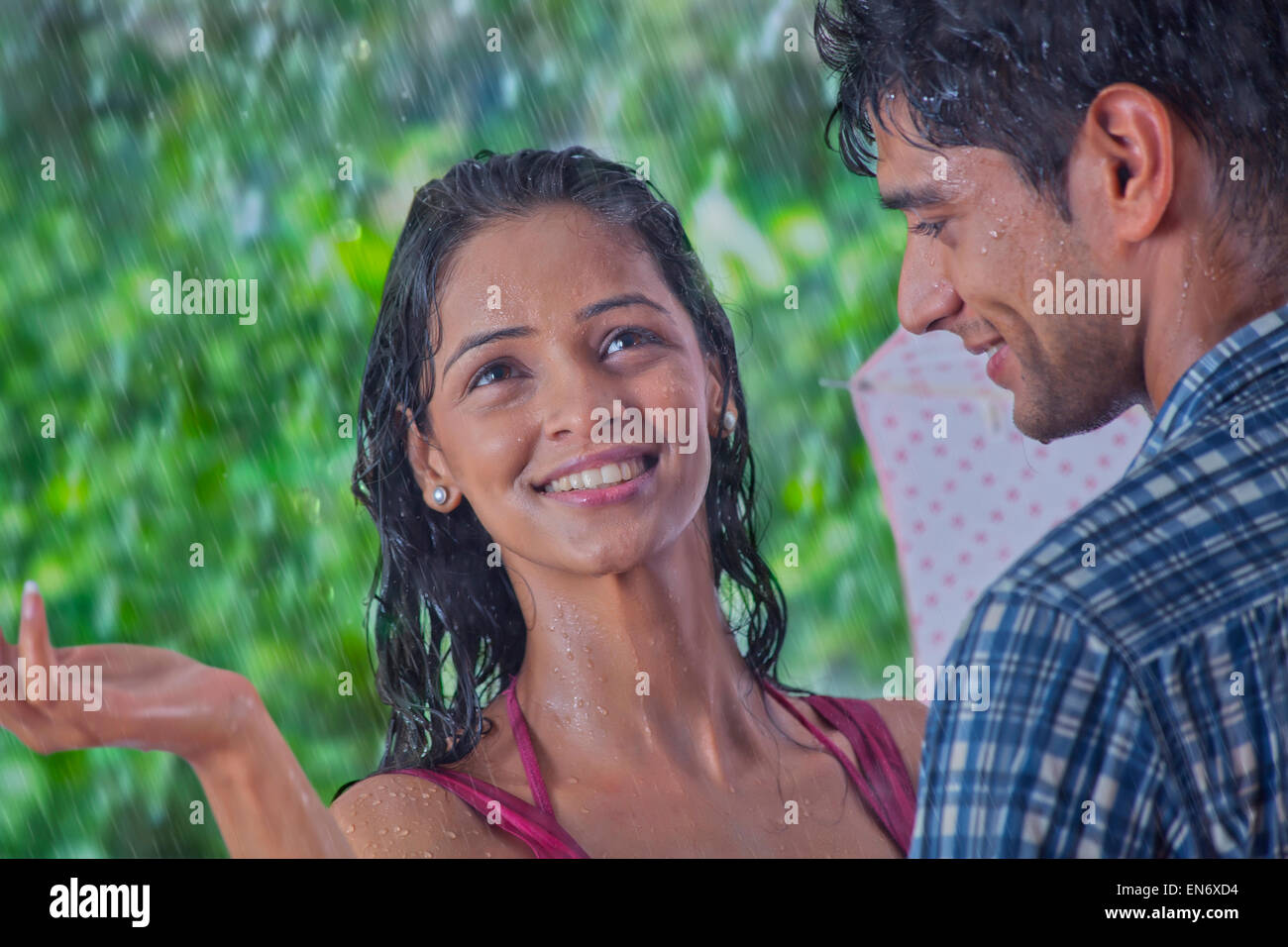 Couple sous la pluie Banque D'Images