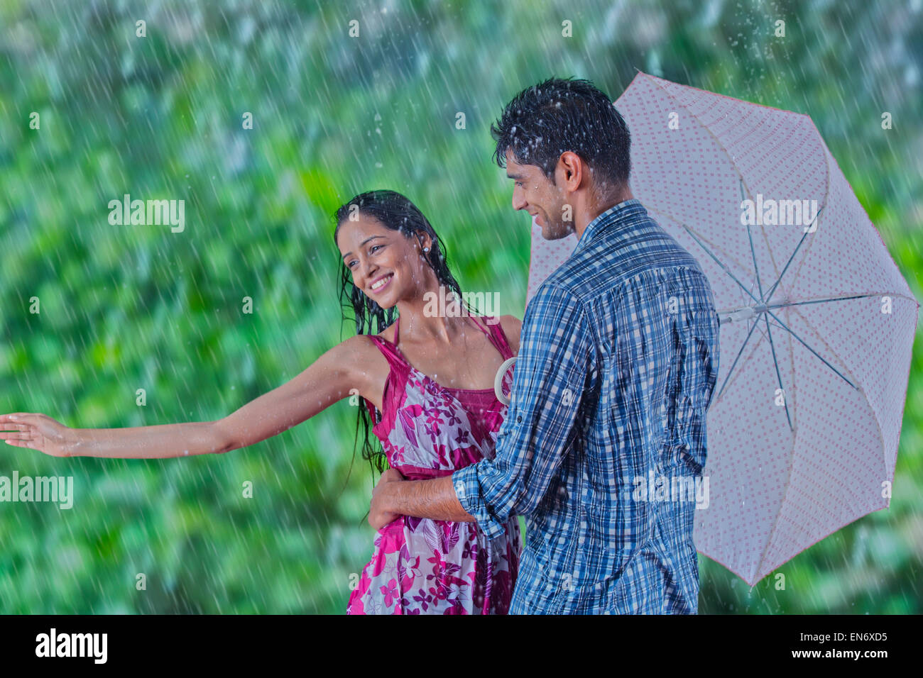 Couple sous la pluie Banque D'Images