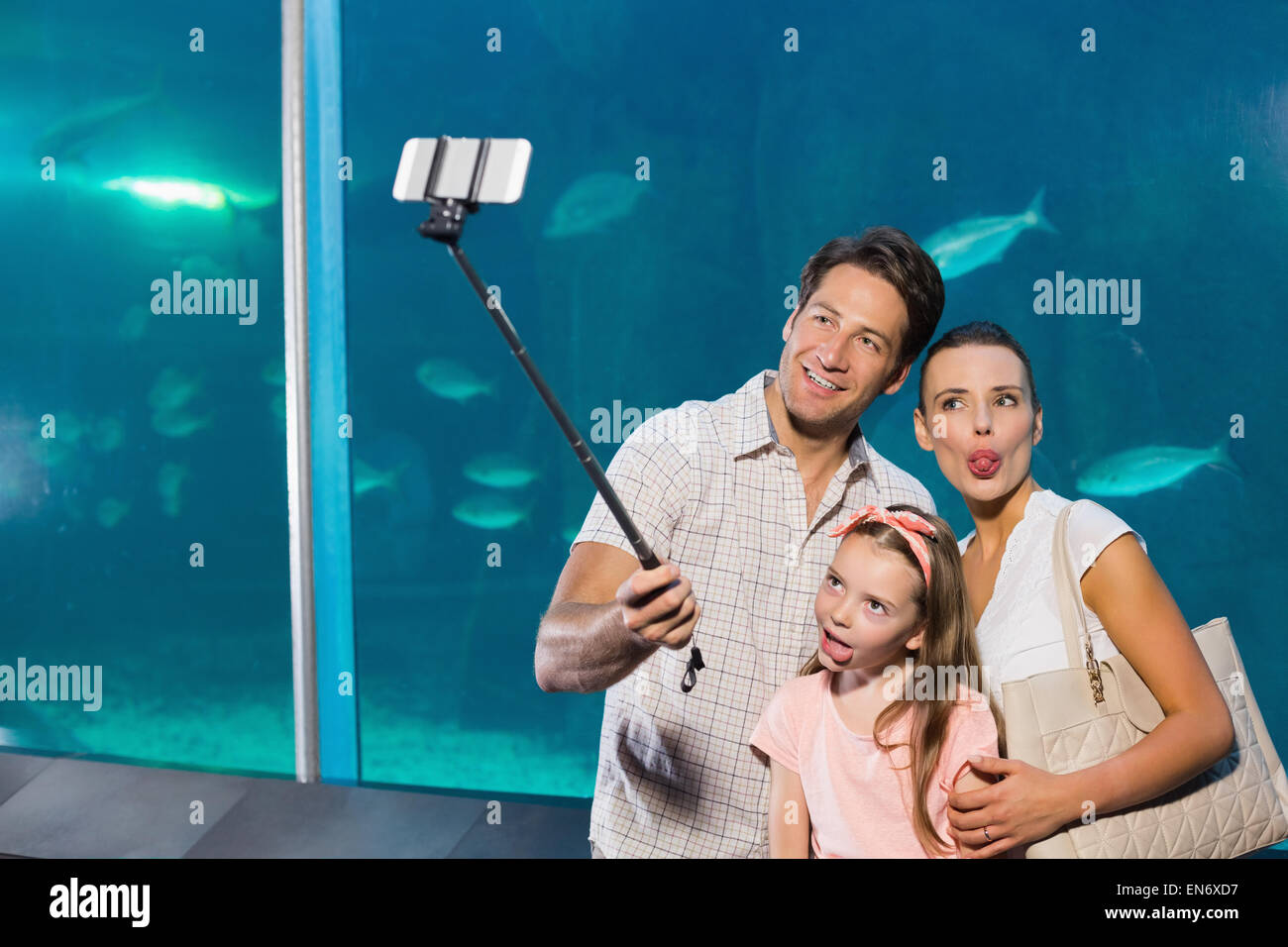 Happy Family using stick selfies Banque D'Images
