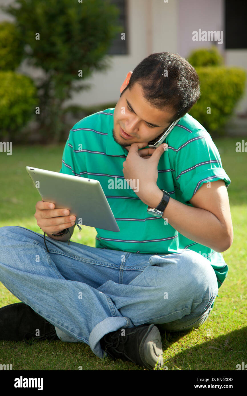 Teenager talking on a mobile phone Banque D'Images