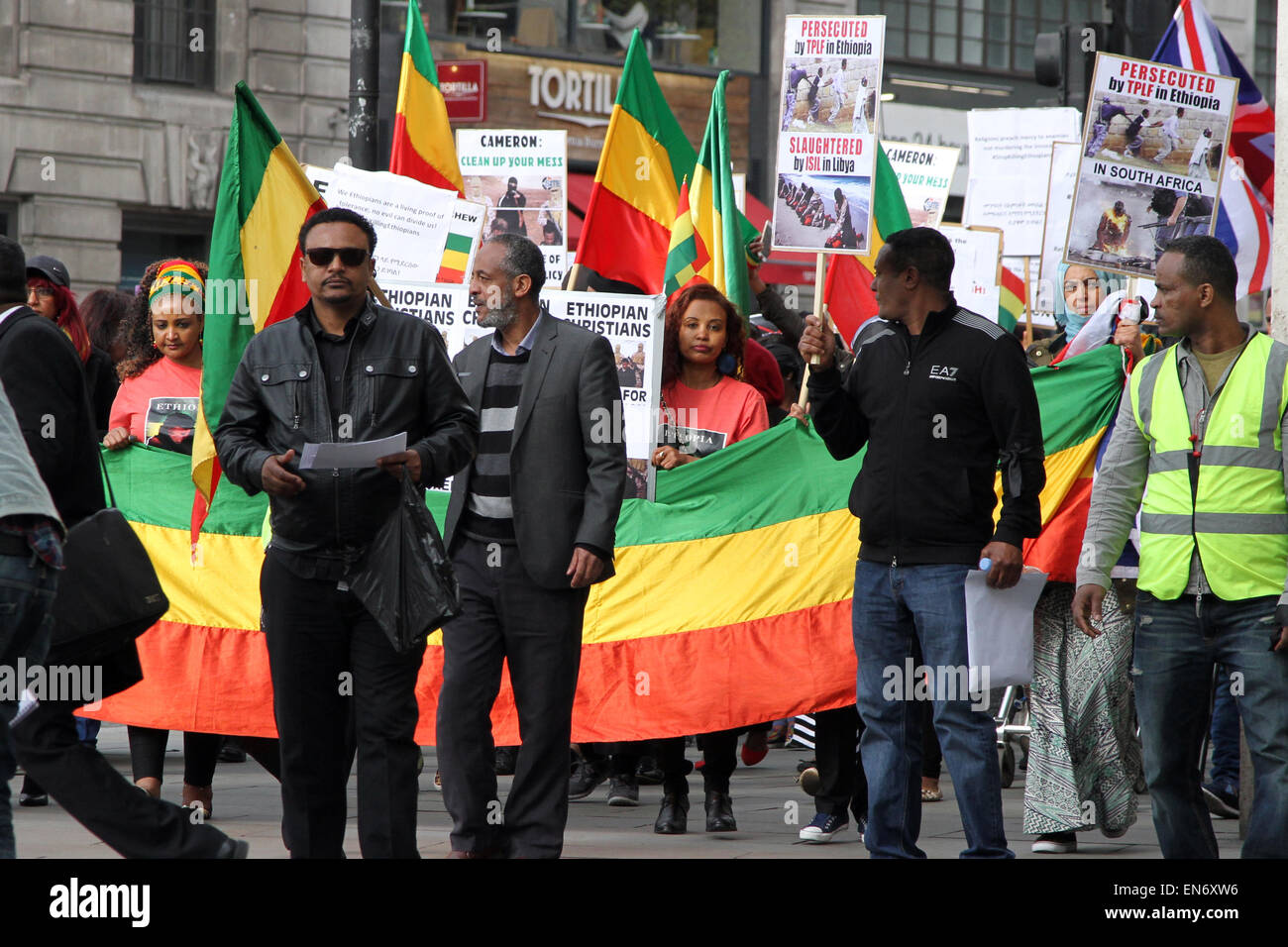 Ethiopiens mars à central London appelant le Royaume-Uni à prendre des mesures à la suite de l'assassinat de leurs compatriotes en Libye Banque D'Images