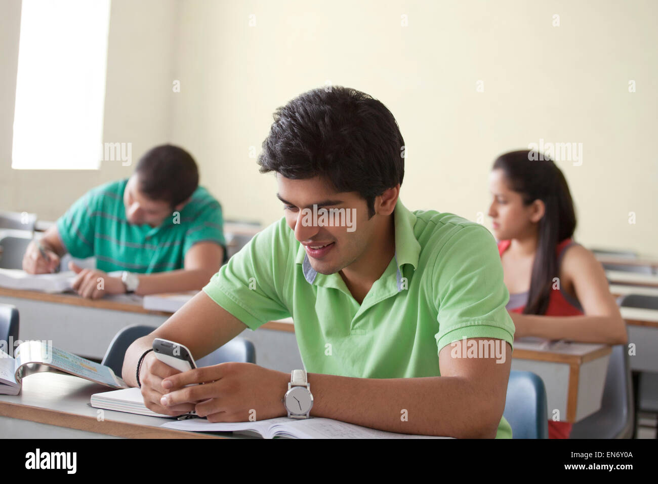 College student studying in classroom Banque D'Images