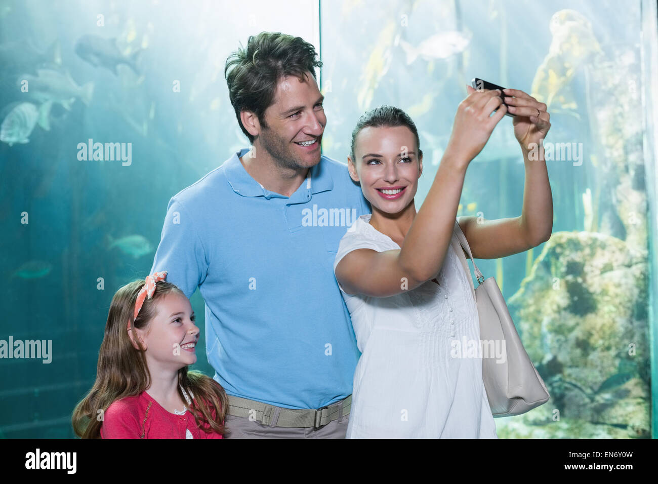 Famille heureuse de prendre une selfies Banque D'Images