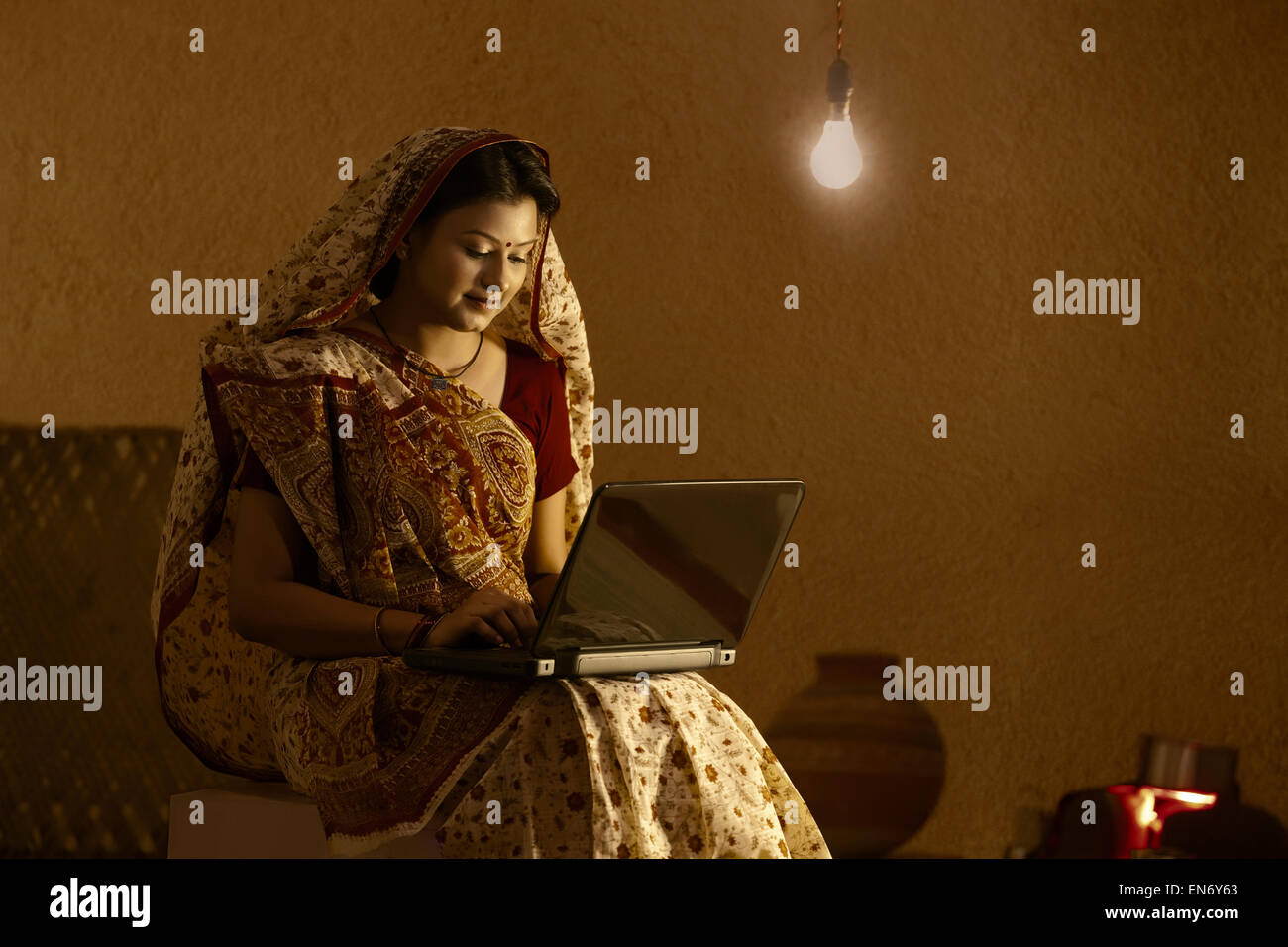 Milieu rural woman working on laptop Banque D'Images