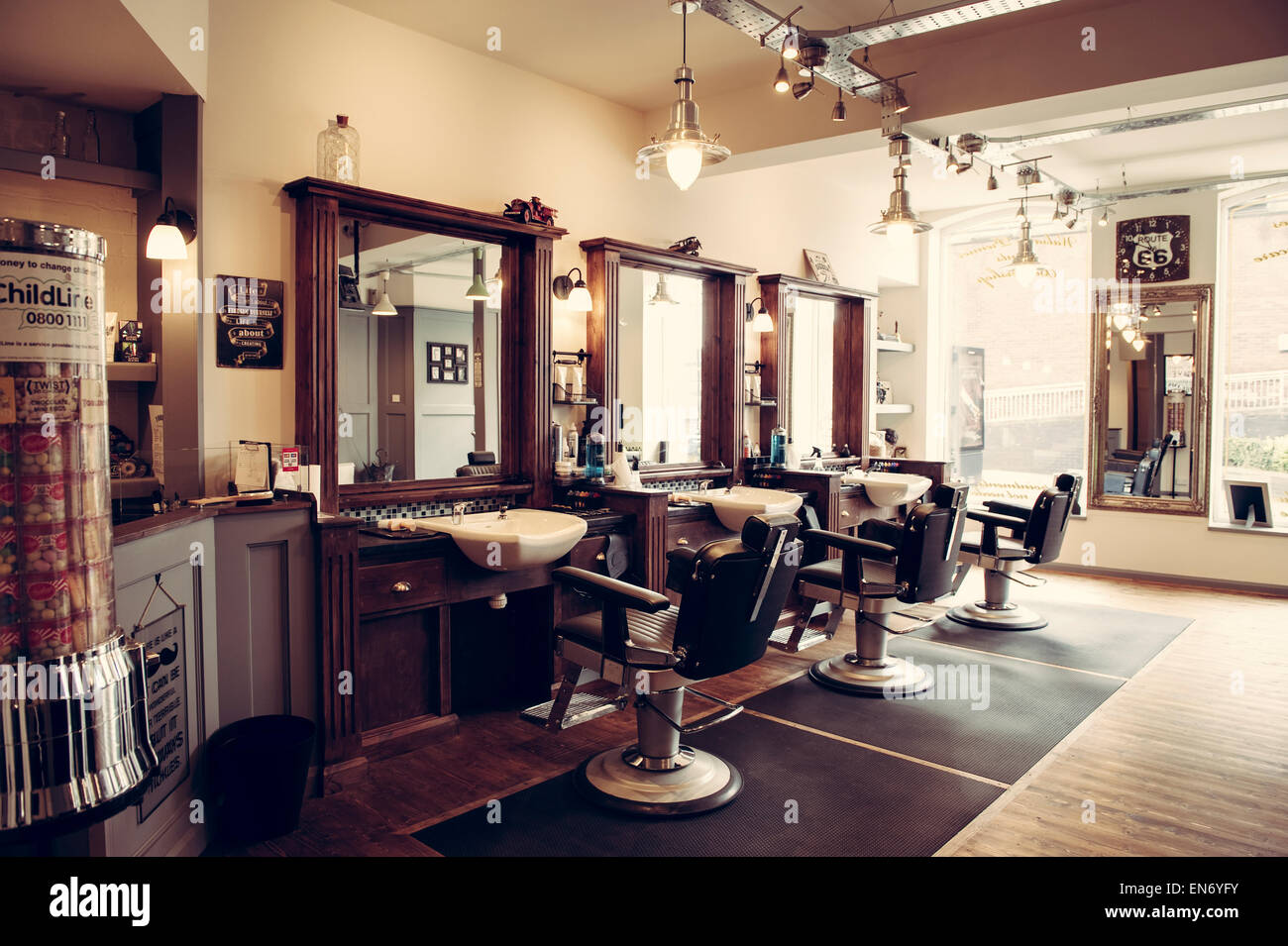 Men's barber shop, design intérieur de style rétro Banque D'Images