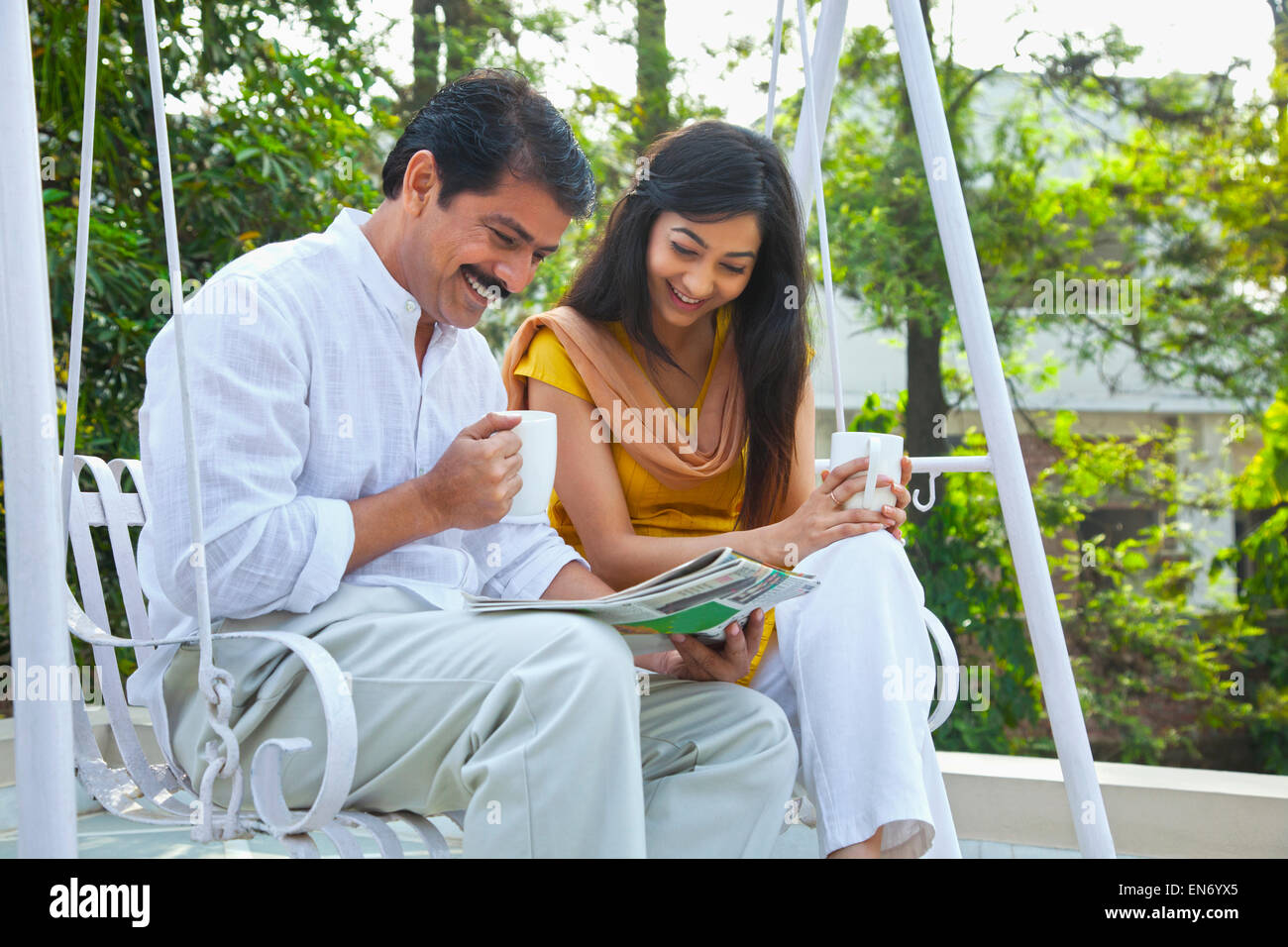 Couple lisant le journal Ensemble Banque D'Images