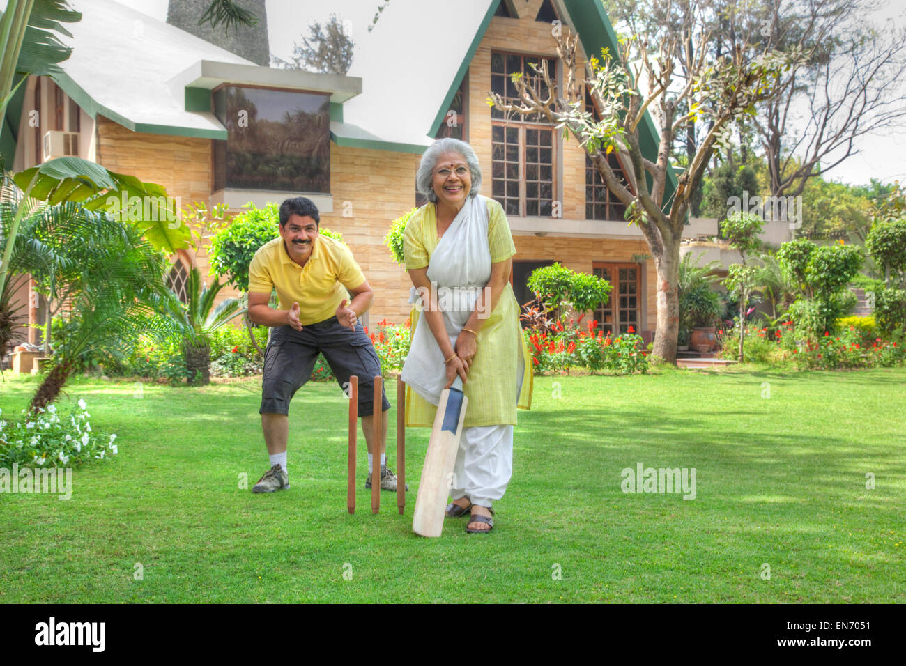Jouer au cricket Senior woman Banque D'Images