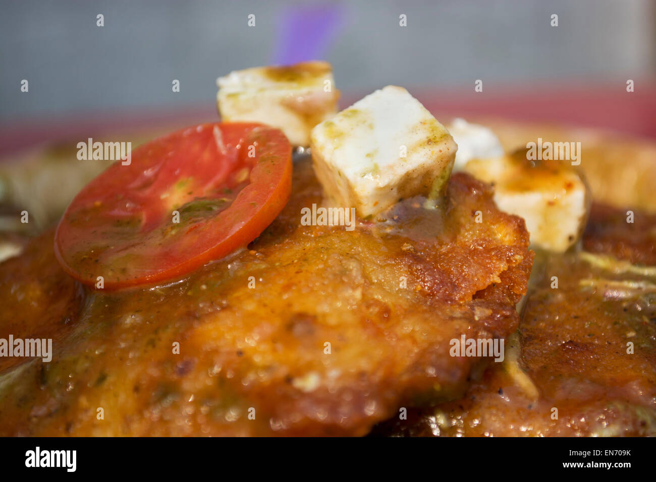 Escalope en sauce servi dans une assiette Banque D'Images