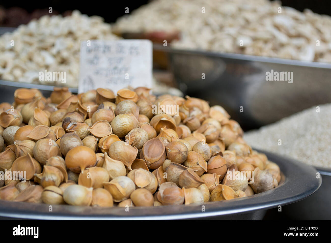 L'ail du Cachemire en vente au marché indien, Inde Banque D'Images