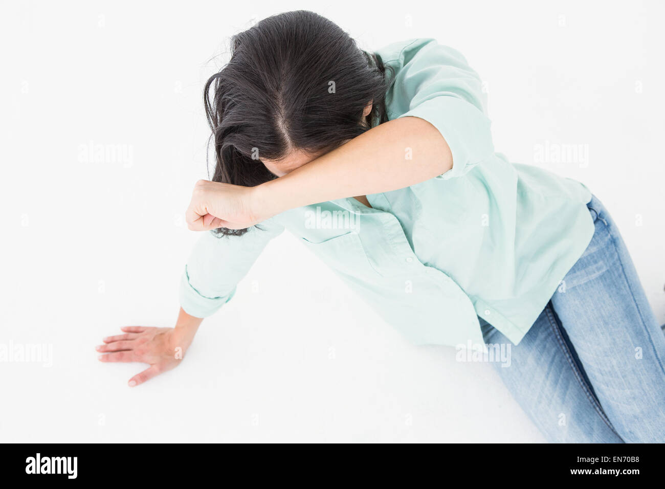 Femme Triste Assis Sur Le Plancher Et De Cacher Son Visage Photo Stock Alamy