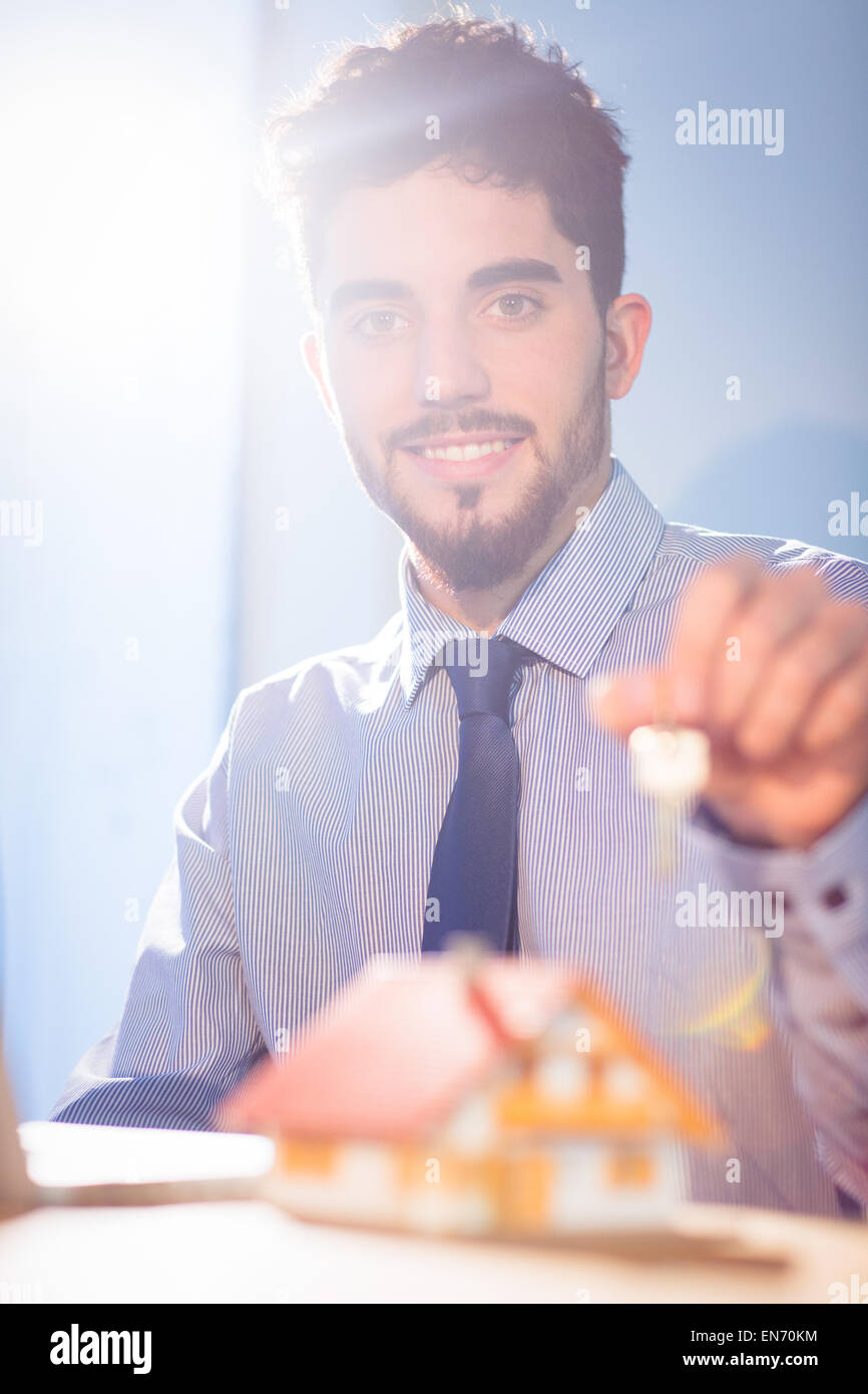 Businessman showing a key Banque D'Images