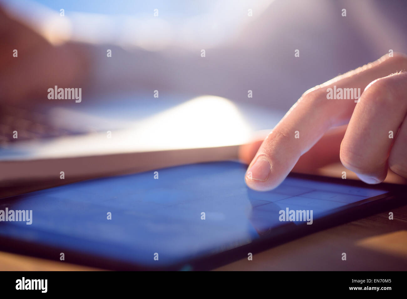 Businessman using laptop et comprimé à 24 Banque D'Images