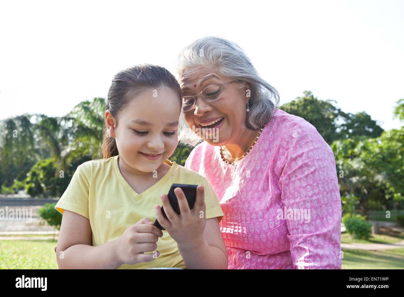 Grand-mère et petite-fille de lire un sms Banque D'Images