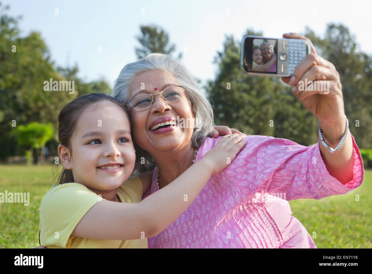 Grand-mère et petite-fille de prendre un autoportrait Banque D'Images