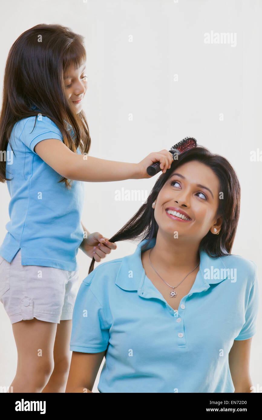 Girl brushing cheveux mères Banque D'Images