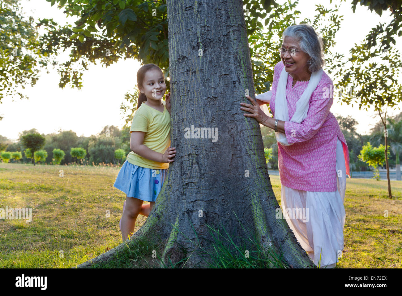 Grand-mère et petite-fille joue à cache-cache Banque D'Images