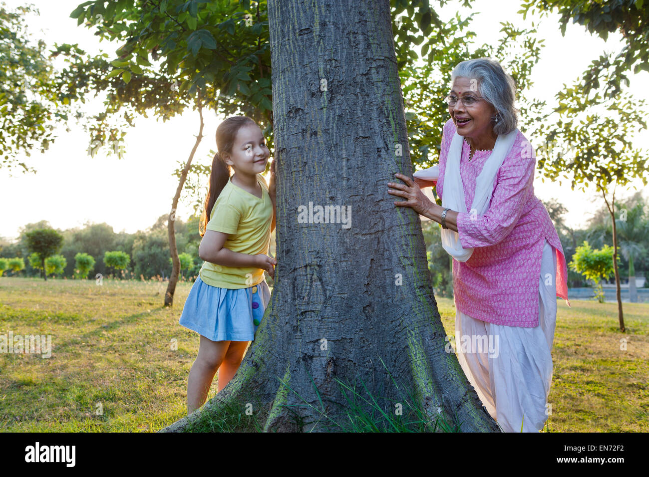 Grand-mère et petite-fille joue à cache-cache Banque D'Images