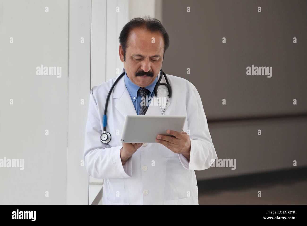 Médecin avec une tablette numérique Banque D'Images