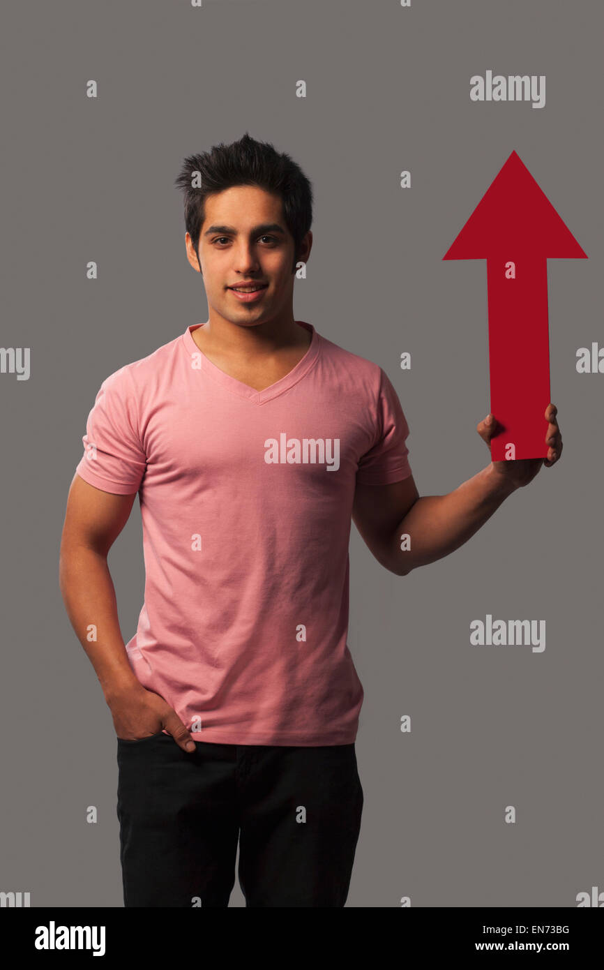 Portrait of young man holding sign Banque D'Images