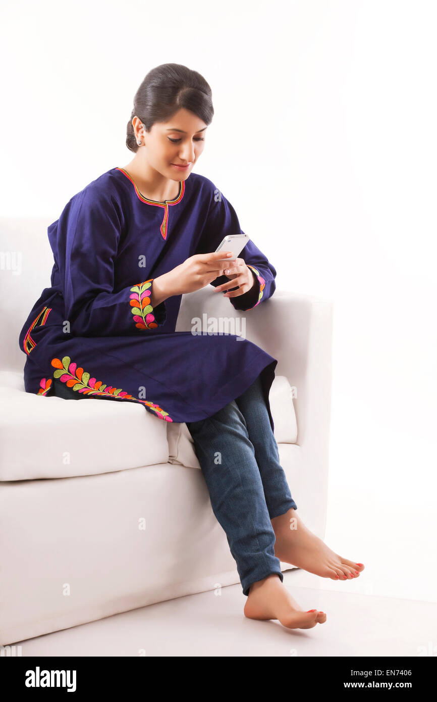 Jeune femme à l'aide de son téléphone portable Banque D'Images