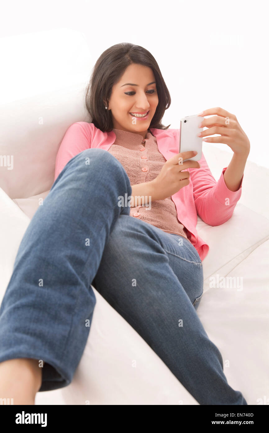 Jeune femme à l'aide de son téléphone portable Banque D'Images