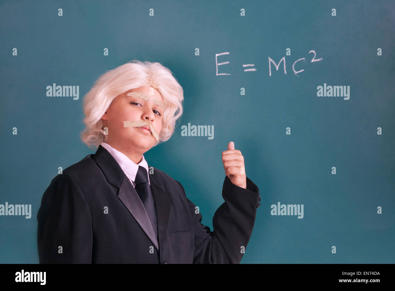 Portrait de garçon vêtu comme Einstein avec équation mathématique Banque D'Images