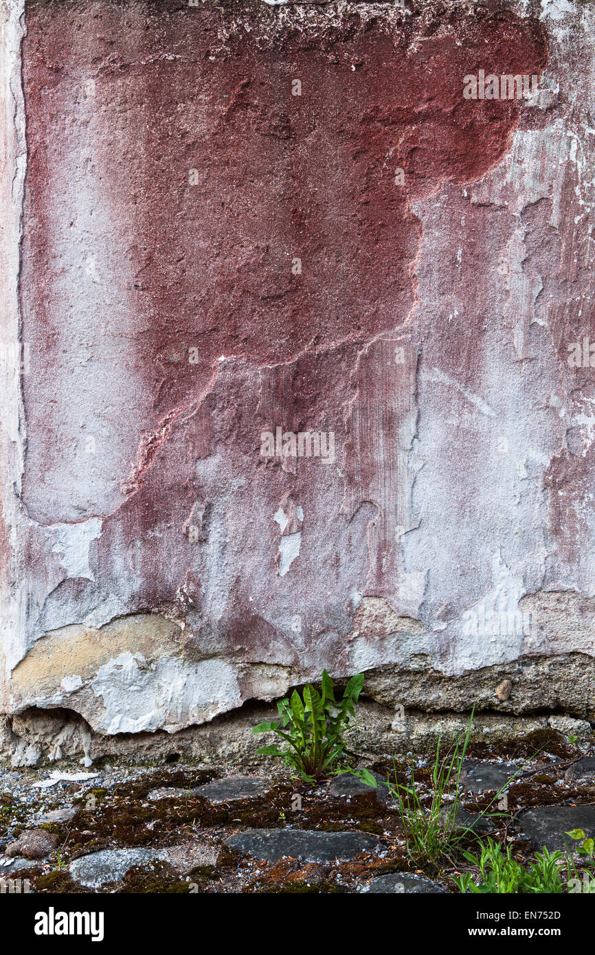 Mur de béton brisées et a disparu de la peinture rouge Banque D'Images