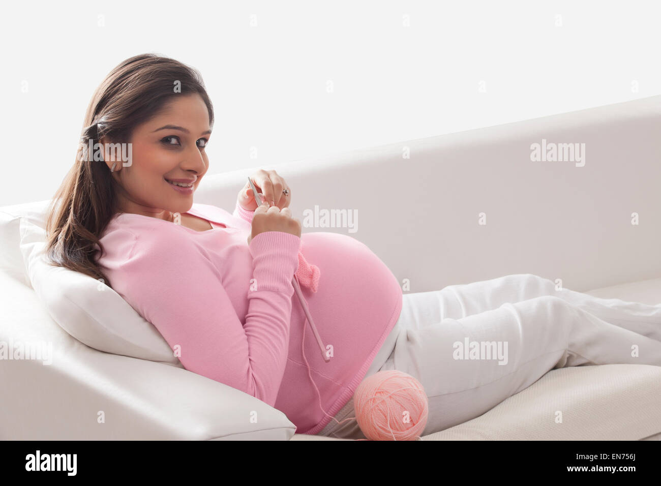 Portrait de femme enceinte avec aiguille à tricoter Banque D'Images