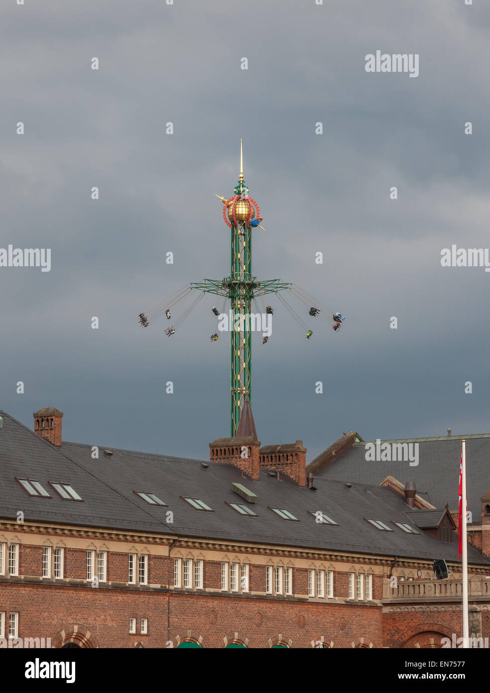 Le parc d'amusement juste dans les jardins de Tivoli. Copenhague, Danemark, sur un ciel gris Banque D'Images