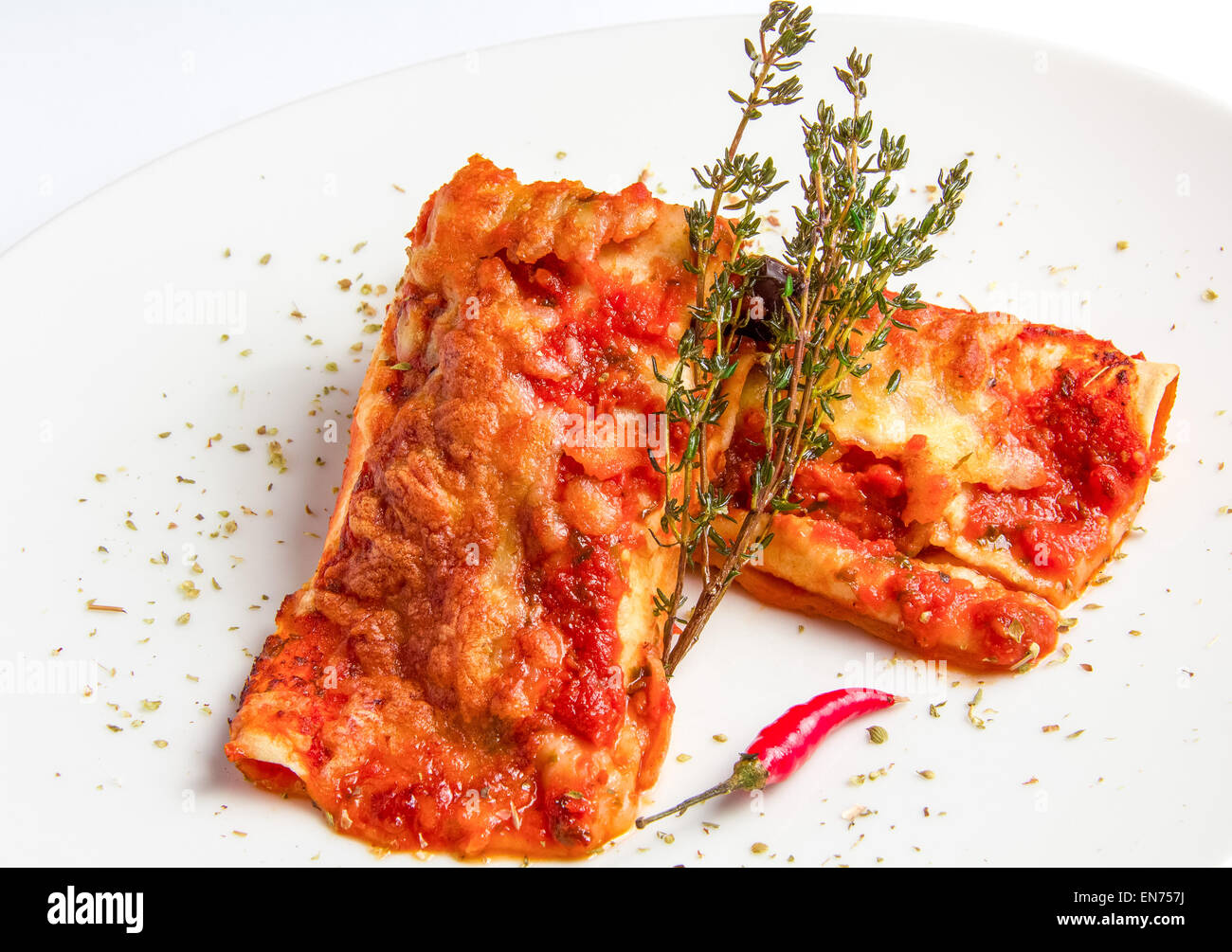 Enchiladas au poulet mexicain épicé avec sauce tomate et fromage. Banque D'Images