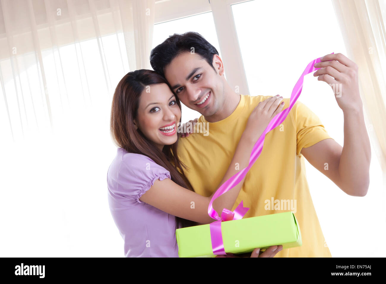 Portrait de jeune couple l'ouverture d'un don Banque D'Images