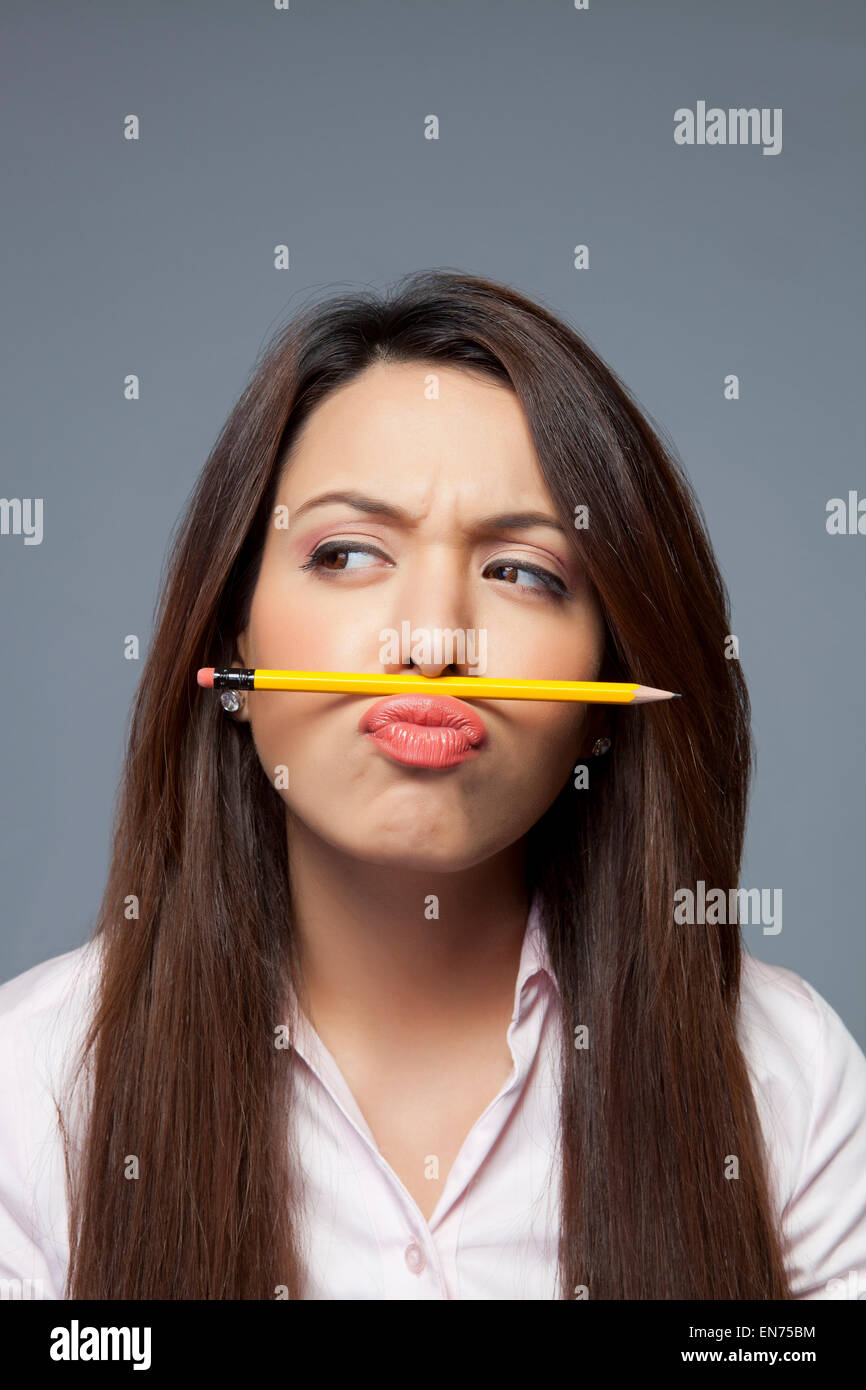 L'équilibrage de la femelle sur la lèvre crayon Banque D'Images
