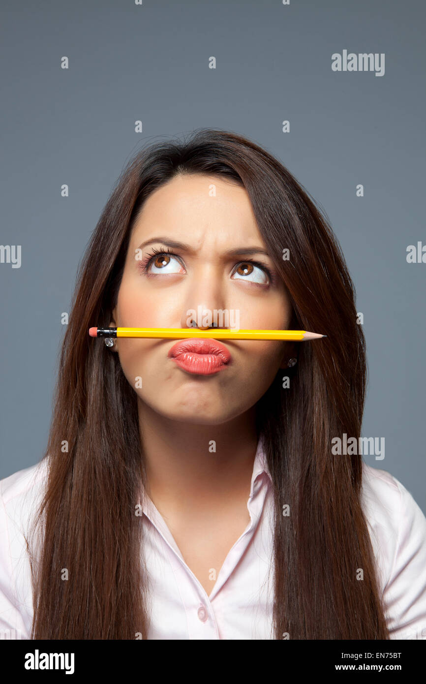 L'équilibrage de la femelle sur la lèvre crayon Banque D'Images