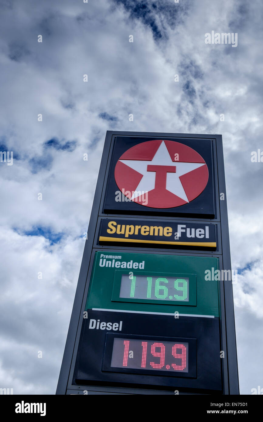 Essence ordinaire sans plomb carburant diesel essence Prix prix par litre litre sur une station service Texaco signe avec logo Texaco Banque D'Images