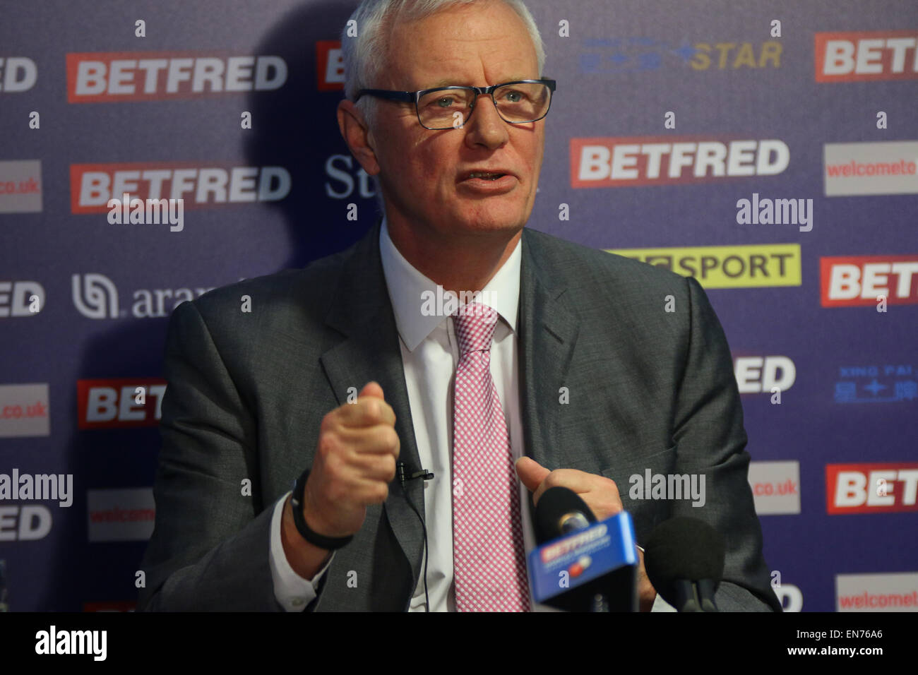 Sheffield, Royaume-Uni. 29 avril, 2015. Barry Hearn, a annoncé aujourd'hui qu'un Irish Open à Belfast sera sur le calendrier pour la saison 2016/17, une nouvelle ouverture et Écossais English Open sont également définies à être ajouté à courir aux côtés de l'existant actuellement Welsh Open, faire en sorte que plus du jeu revient à l'Isles qui a contribué à le rendre populaire au Betfred World Snooker Championship au théâtre Crucible. © Jimmy Whhittee/Alamy Live News Crédit : Jimmy Whhittee/Alamy Live News Banque D'Images