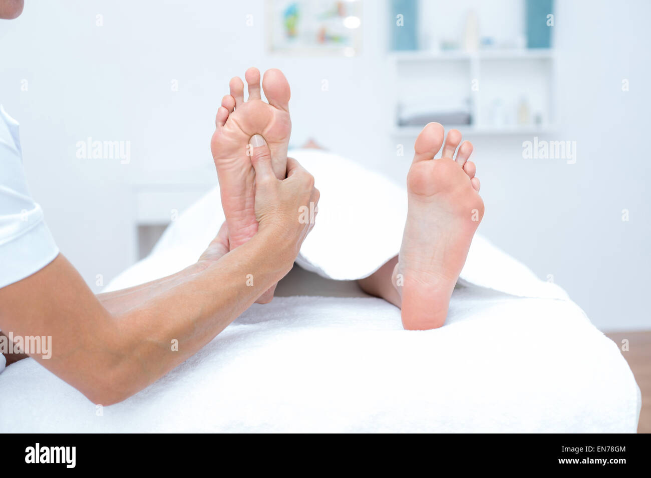 Physiothérapeute faire massage des pieds Banque D'Images