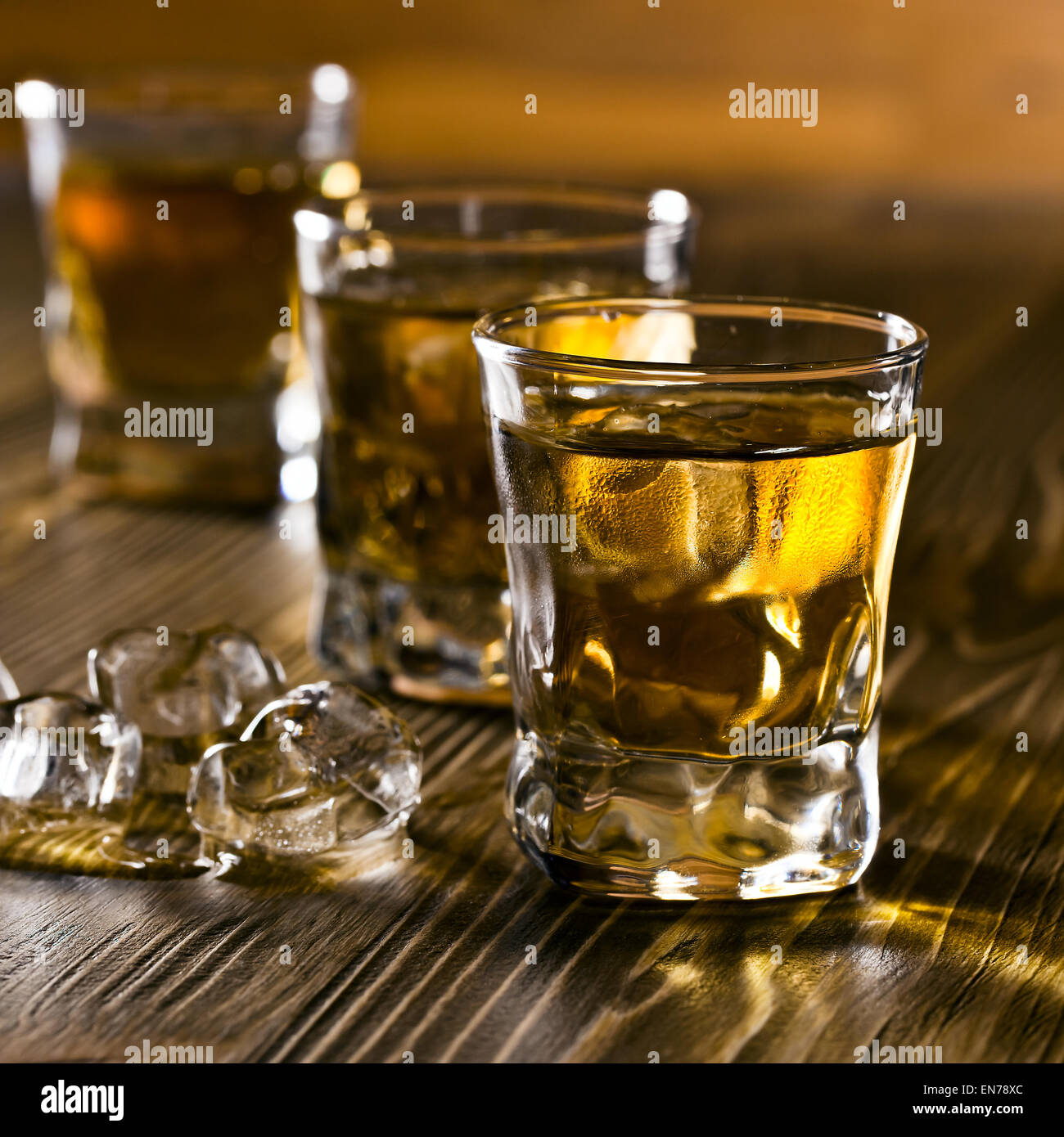 Whiskey et la glace sur la vieille table en bois Banque D'Images