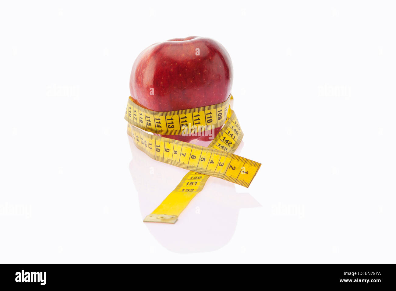 Pomme rouge enveloppé de ruban à mesurer Banque D'Images