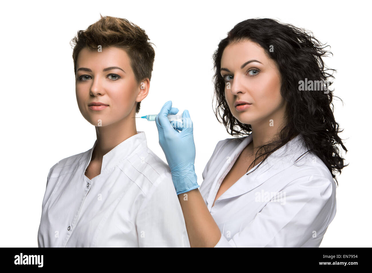 Médecin pour faire une injection à female patient Banque D'Images