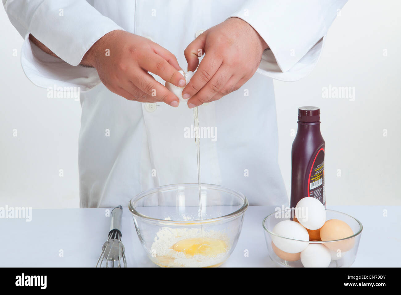 Fissuration Chef oeuf dans bol Banque D'Images