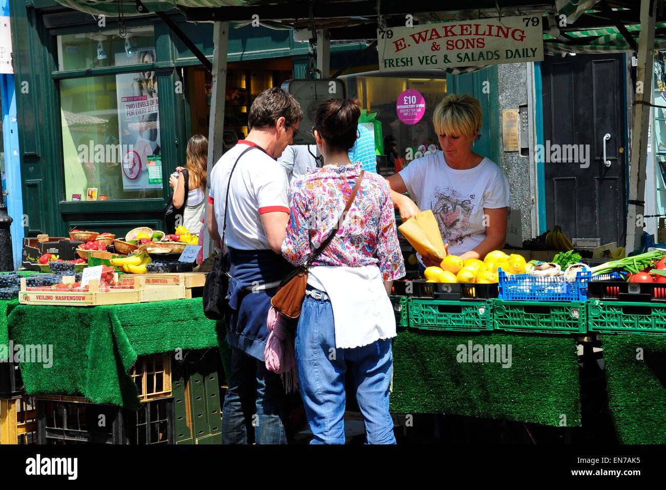 Marché de Fruits et légumes sur l'étal du marché de Portobello Road, Notting Hill, London, England, UK Banque D'Images
