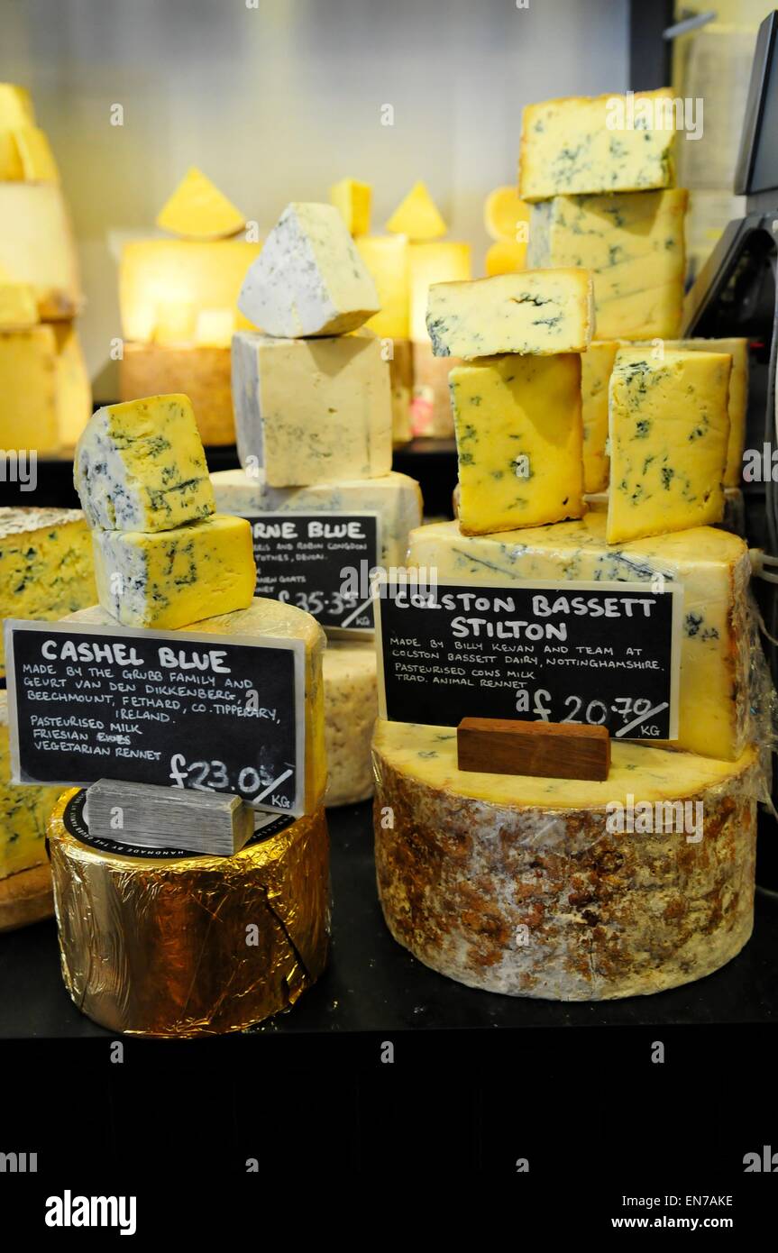 Fromages Stilton en vente à Neal's Yard Cheese Shop, Covent Garden, London, England, UK Banque D'Images