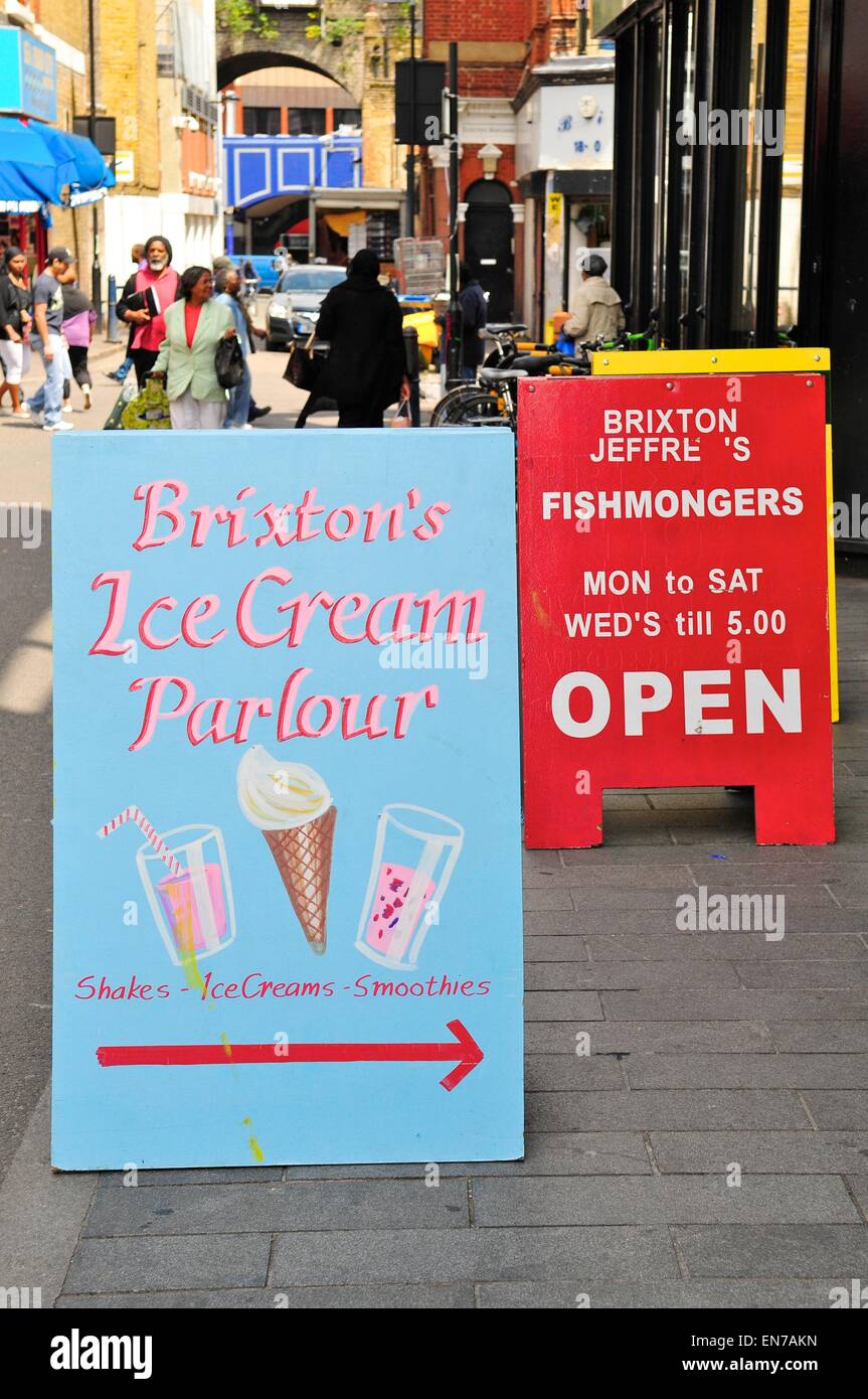 Signe pour Brixton's Ice Cream Parlour et un poissonnier de Brixton, Brixton, London, England, UK Banque D'Images