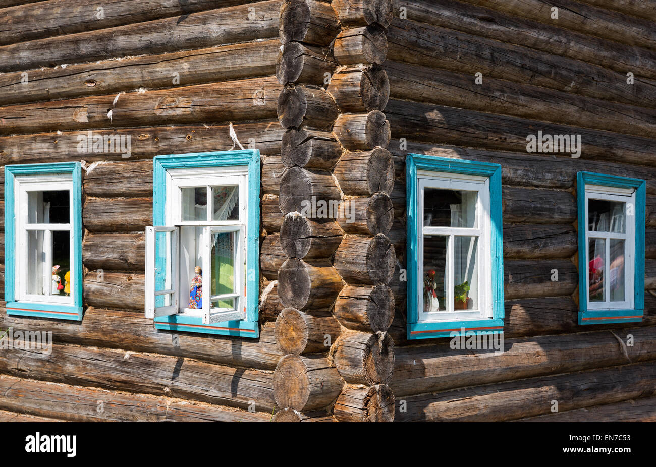 La Russie, dans la région de Leningrad, Mandrogi, un artisanat village sur la rivière Svir, vitres teintés d'une vieille maison de bois Banque D'Images