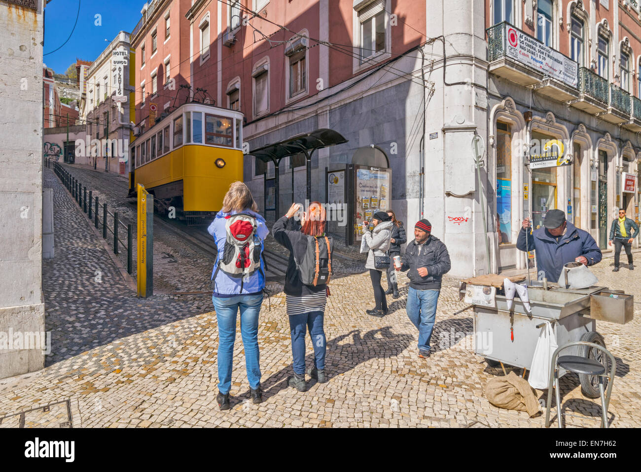 Lisbonne Portugal touristes photographiant un tramway JAUNE SUR L'Avenida da Liberdade Banque D'Images