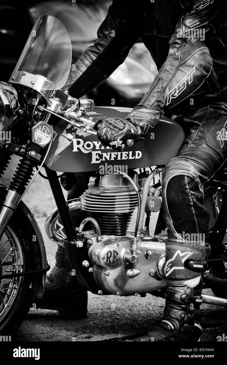 Biker sur une moto Royal Enfield. Sépia Banque D'Images