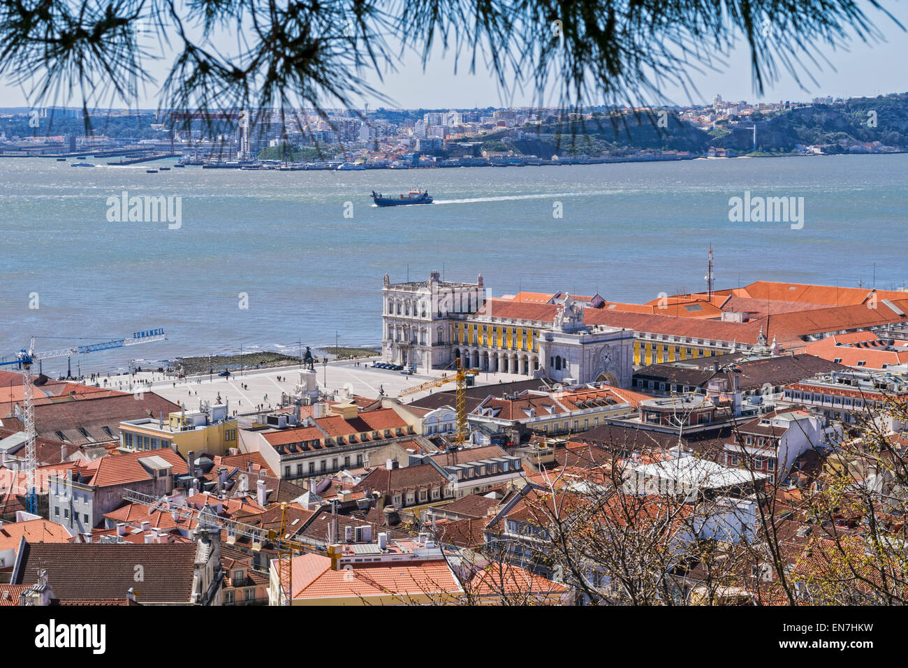 Lisbonne Portugal SUR LA VILLE DE LA RIVIÈRE TAGUS ET PRACO DO COMERCIO SQUARE Banque D'Images